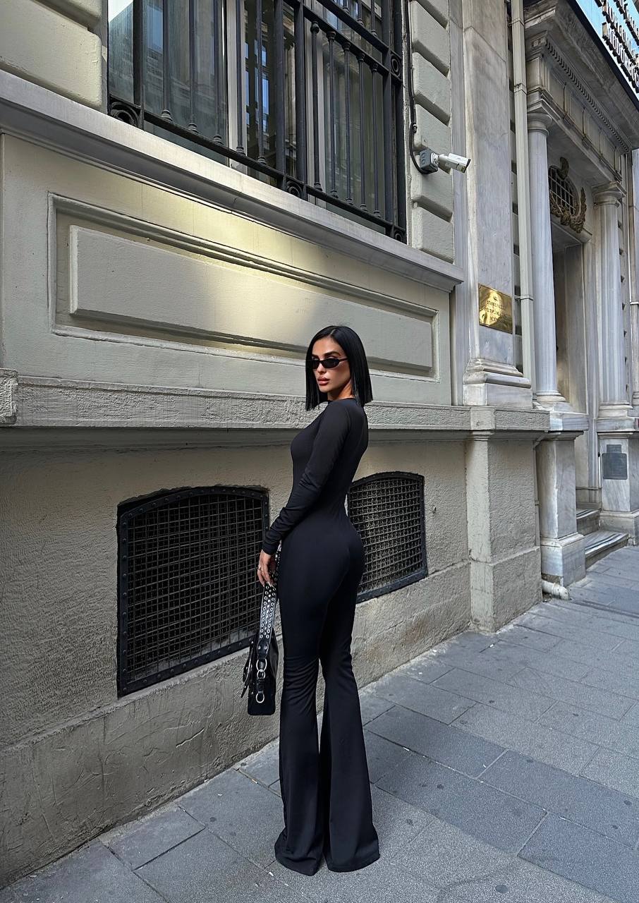 The Noir Elegant Jumpsui Classic Sophistication - 1062